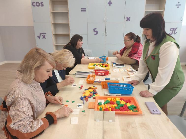 Знакомим с программно-методическими комплектами по речевому и познавательному развитию участников семинара в Ленинградской области